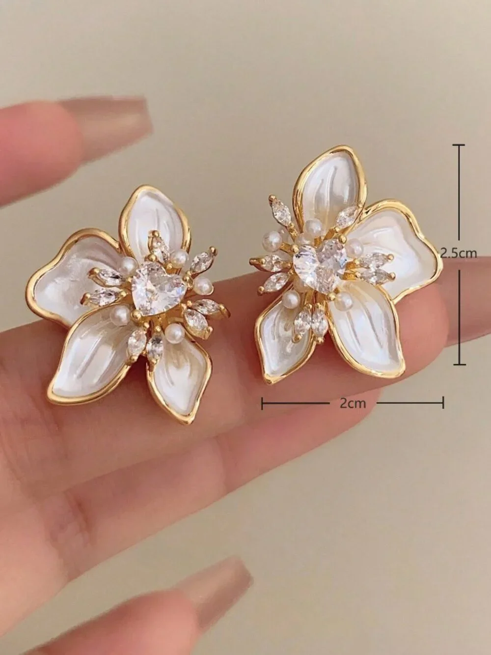 White Elegant Women's Crystal Flower Stud Earrings